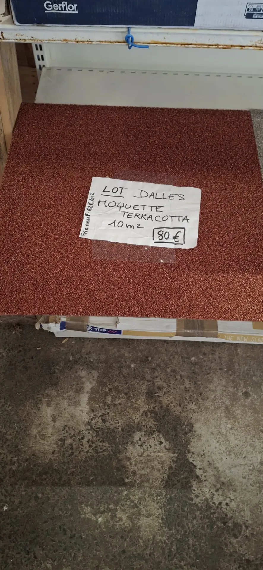 Dalles de moquette terracotta – 10 m² – Vannes