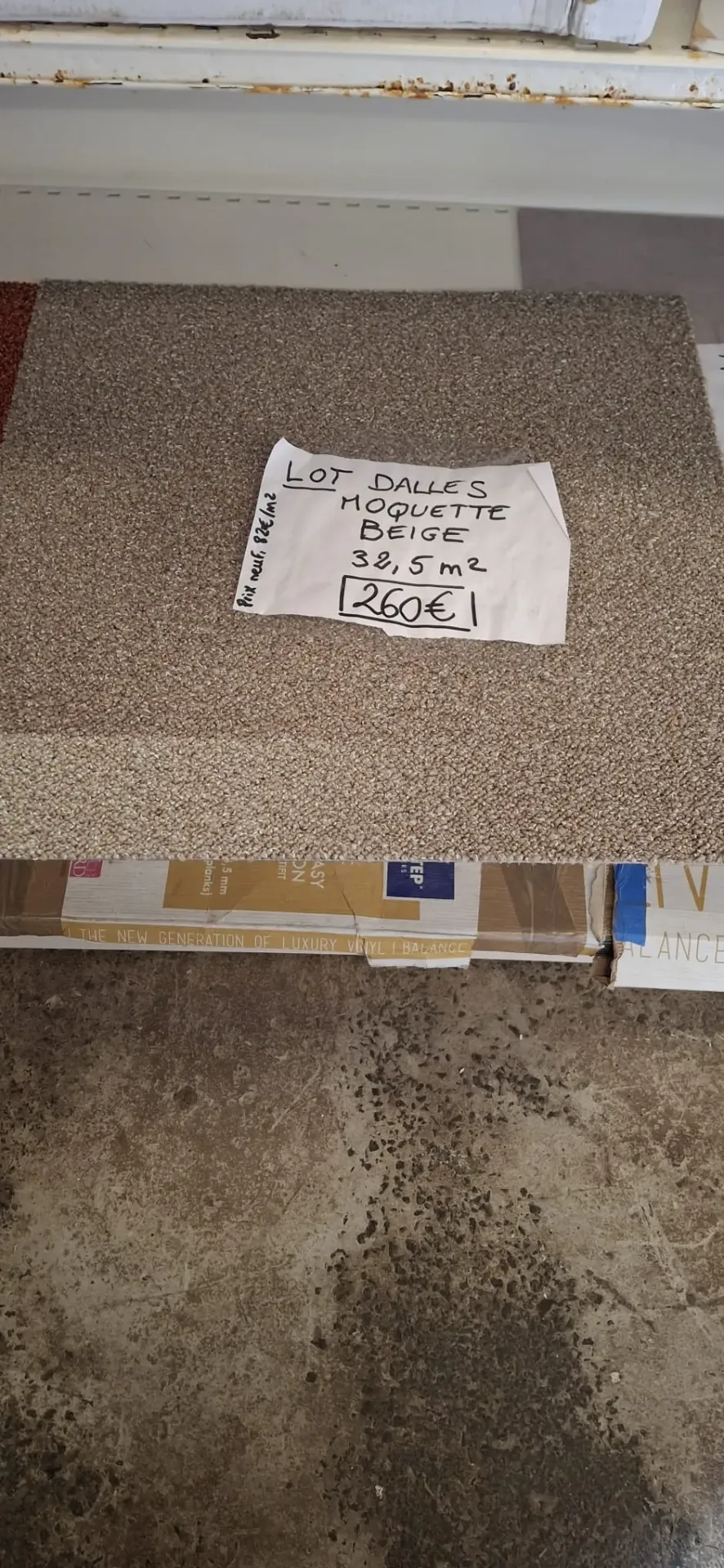 Dalles de moquette beige – 32,5 m² – Vannes